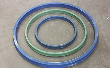 如何更換四柱液壓機的主缸密封圈？